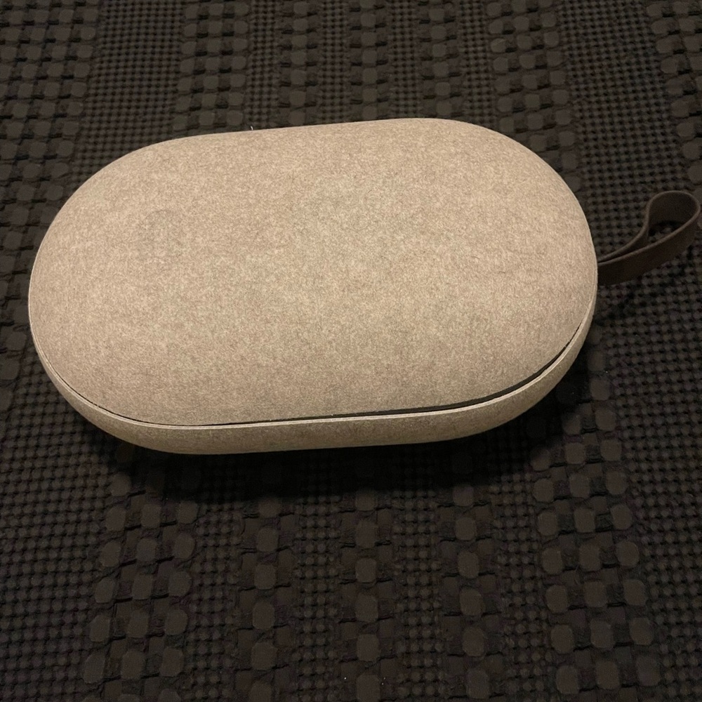 Oculus Quest 2 128GB White VR Headset with Controllers, Carrying Case & Charger. - Picture 4 of 4